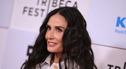 Demi Moore s-a afișat într-un bikini alb minuscul, alături de nepoțica sa care face primii pași