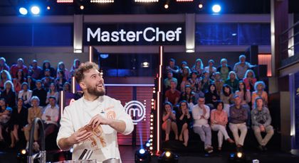 Finala MasterChef, 11 decembrie 2024. S-a dat startul ultimei probe din marea finală. Georgiana și Gabriel își joacă fiecare ultima carte, pentru a câștiga titlul mult râvnit: „Coliva pentru locul doi e a lui”