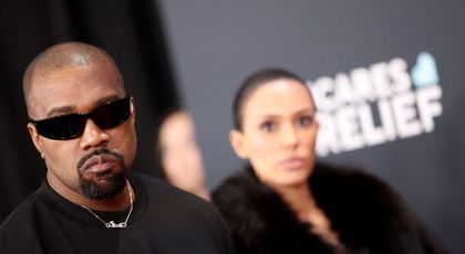 „Viziunea mea prinde viață”. După „apariția” de la Premiile Grammy, Kanye West și-a prezentat prima piesă din colecția lui de haine pentru femei. Cum arată Bianca Censori într-o nouă ținută transparentă