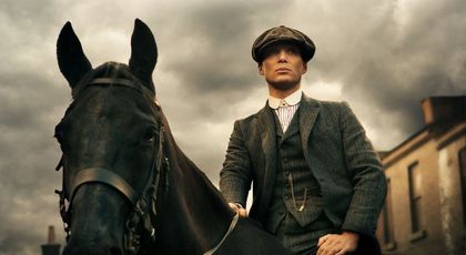 Primele imagini cu Cillian Murphy în rolul lui Tommy Shelby, personajul care l-a făcut faimos pe tot globul! Au început filmările pentru lungmetrajul „Peaky Blinders”