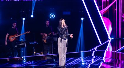 Vocea României, 27 septembrie. Alecsia Chirodea, coafeza de la Vocea României, moment spectaculos pe scenă! Concurenta a întors toate cele patru scaune și i-a uimit pe antrenori cu talentul ei: „Ai cântat angelic!”