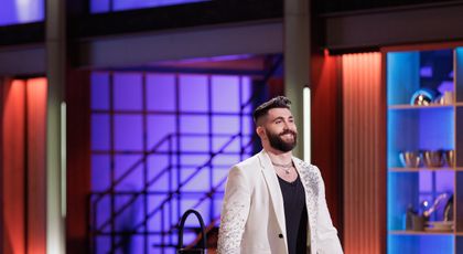 MasterChef 2024, 30 septembrie. Laurențiu Paicu, designer-ul de interior pasionat de modă, transformă platoul într-un adevărat podium. Puiul cu sos de tarhon concurează cu ținuta îndrăzneață: „Mai ai de muncă, tată”