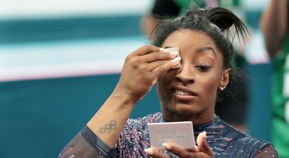 Simone Biles și-a aranjat obsesiv machiajul și părul, după ce a fost criticată online pentru aspectul haotic din calificari