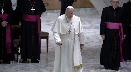 Papa Francisc îi lasă pe preoți să binecuvânteze cuplurile gay, dar căsătoria rămâne între un bărbat și o femeie