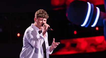 Vocea României 2024, 4 octombrie. Oleg Spînu, fost finalist Românii au talent, a făcut senzație la Vocea României. A întors patru scaune cât ai clipi din ochi. Horia și Theo Rose au primit mute. Duelul replicilor între antrenori a fost acerb: „Te implor...dă-mi și mie șansa”