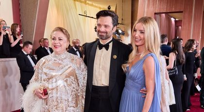 Sebastian Stan și-a lăsat mama acasă și a petrecut la Oscar after party alături de iubita sa. Ipostazele adorabile în care au fost surprinși