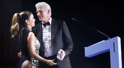 Anii trec, dar Eva Longoria e tot mai senzuală! Actrița de 49 de ani a întors toate privirile la Gala amfAR de la Veneția, într-o rochie transparentă: „Ai îmbătrânit ca vinul bun!”