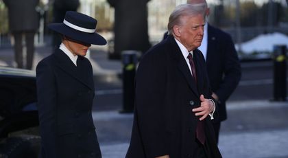 Melania Trump, într-o ținută sobră și elegantă în ziua învestirii lui Donald Trump la Casa Albă. Prima Doamnă nu a schițat niciun zâmbet