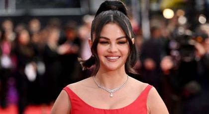 Selena Gomez a ajuns ținta glumelor pe internet, din cauza unui accident vestimentar! Artista a ales o rochie nepotrivită care i-a dezavantajat silueta