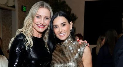 După 21 de ani de la lansarea filmului, vedetele din Charlie's Angels s-au reunit la o petrecere în Hollywood. Cameron Diaz și Demi Moore au strălucit, la propriu, în ținute cu paiete