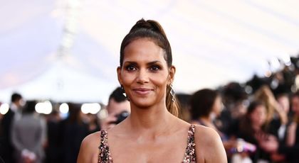 Halle Berry arată senzațional în costum de baie la 54 de ani. Imaginile care i-au cucerit pe fani