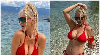 Andreea Bănică, în costum de baie combinat cu adidași și șosete la plajă. Fanii, fermecați de rotunjimile vedetei