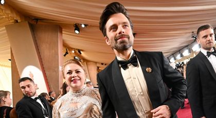 Sebastian Stan, “certat” de mama sa că nu s-a bărbierit pentru Premiile Oscar. Și-a adus mama pe covorul roșu, acolo unde a fost simbolul rafinamentului