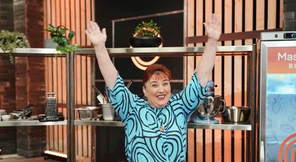 MasterChef 2024, 16 septembrie. Grigore Ionela, vânzătoare de mezeluri, le-a adus Chefilor gustul nostalgiei! Concurenta a gătit șnițele de parizer, iar reacția lui Chef Florin Dumitrescu a fost una memorabilă: „N-am mâncat niciodată chestia asta!”