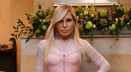 Rochia de 500 de ore și 1500 de cristale: Capodopera purtată de Donatella Versace