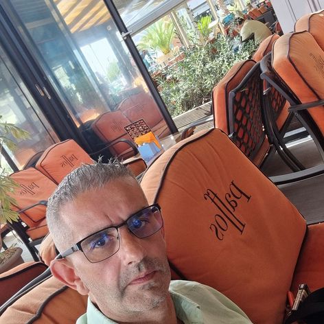 Daniel Onoriu la 44 de ani într-un restaurant