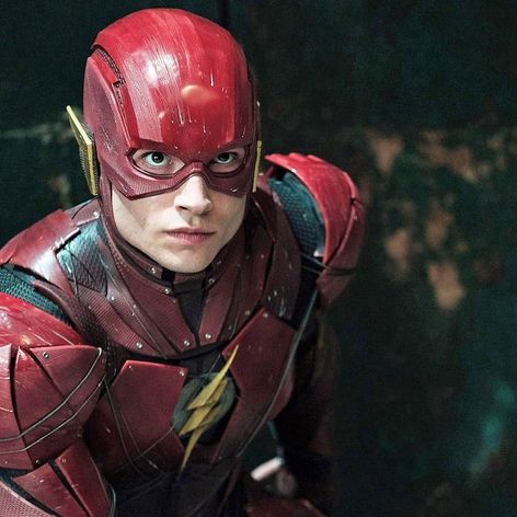Ezra Miller în rolul The Flash din filmul Zack Snyder - liga dreptății