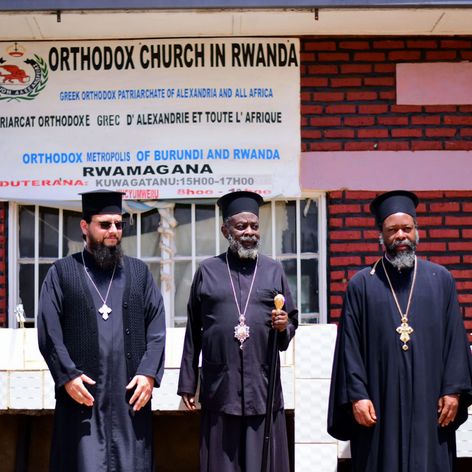 Părintele Nectarie (stânga), alături de Părintele Arhimandrit Timoteios, Vicar Patriarhal din Goma, și Părintele Dimitrios prezbiter în timpul unei vizite la Mitropolia din Rwanda