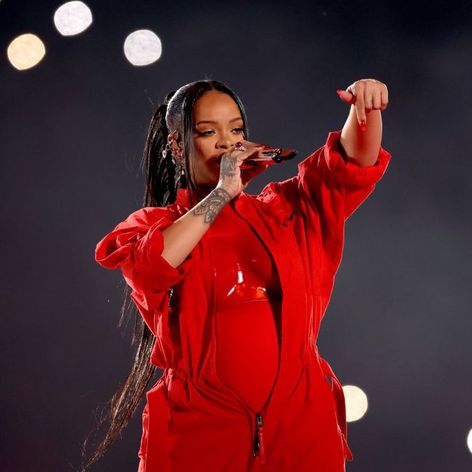 surpriza-de-proportii-rihanna-a-anuntat-ca-este-din-nou-insarcinata-chiar-pe-scena-de-la-finala-super_7