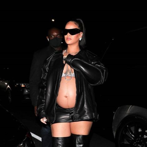 rihanna-aparitie-dezinhibata-in-public-in-ultimul-trimestru-de-sarcina-cum-arata-tinuta-ei-controversata