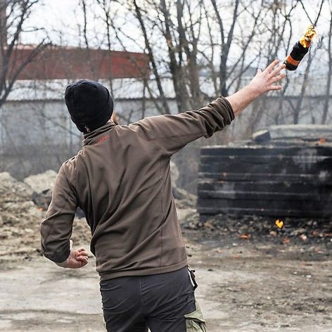 Un bărbat testează un cocktail Molotov