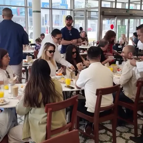 🆕 Angelina Jolie and Salma Hayek Pinault had their breakfast at Gran Cafe De La Parroquia in V (3)