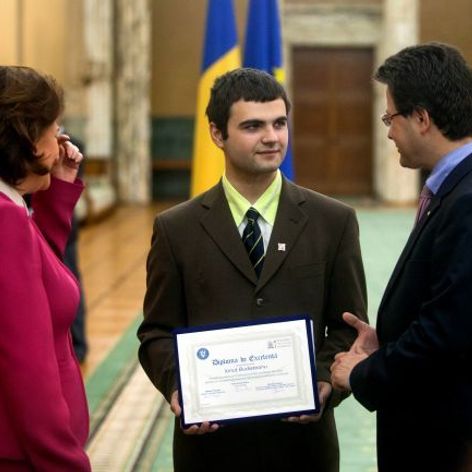 Ionut Budisteanu (C), castigatorul celui mai important concurs de cercetare pentru elevii de liceu - International Science and Engineering Fair, discuta cu Mihnea Costoiu (D), ministrul Delegat pentru Invatamantul Superior - 29 mai 2013.
