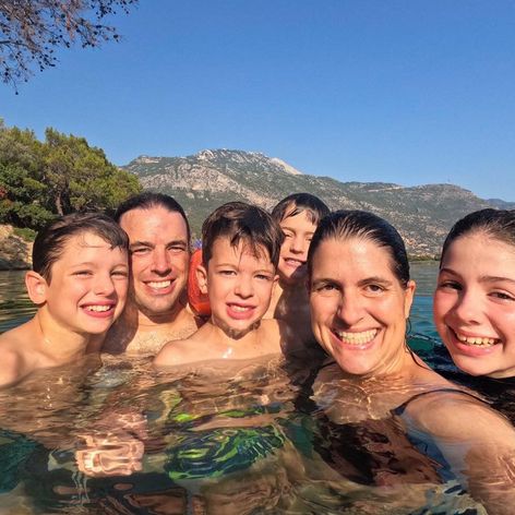 Edith Lemay, Sebastien Pelletier și cei patru copii ai lor se bucură de momente frumoase împreună, făcând baie într-un lac din vacanța lor de un an