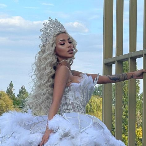 Cristina Pucean în rochie de mireasa