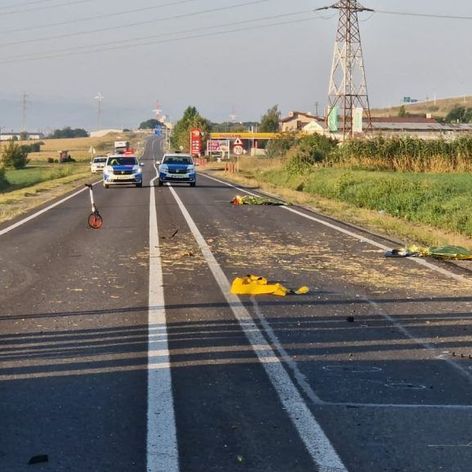 Un șofer beat, de 19 ani, a lovit cu mașina șase tineri, iar trei dintre ei au murit pe loc. Tragedia a avut loc la Sântimbru, în Alba.

Imagini de la locul accidentului 