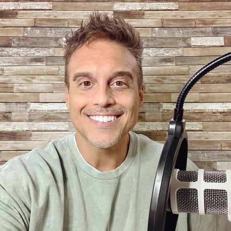 Joshua Broome, fost actor de filme XXX, e și realizator de podcasturi