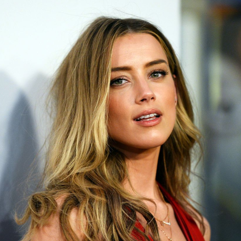 Actrița Amber Heard pozează