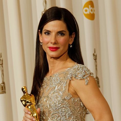 Sandra Bullock zâmbește la scurt timp după ce a primt premiul Oscar pentru interpretare în filmul The Blind Side 