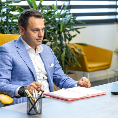 Șef sub acoperire, 21 noiembrie 2024. Eugen Ene, livratorul care a dormit în scările de bloc, este recompensat pentru munca depusă. Surpriza pe care i-a pregătit-o șeful sub acoperire îi ajută să își (5)