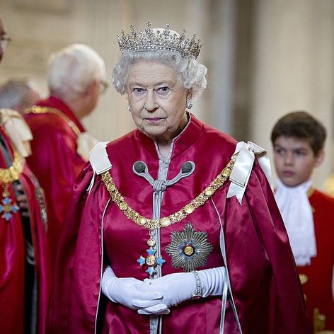 Regina Elisabeta a II-a, îmbrăcată cu mare pompă în cadrul unui eveniment găzduit de suverana Marii Britanii