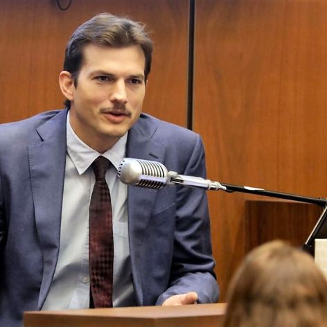 Ashton Kutcher și-a lăsat mustață. FOTO: Getty Images
