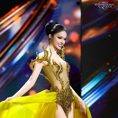 Great moments on stage, with a yellow evening dress ——————————#MissInternationalQueen2025 #MIQ20 (2)