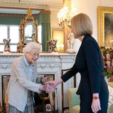 Regina Elisabeta a II-a a Marii Britanii îi strânge cordial mâna lui Liz Truss, șefa Guvernului britanic