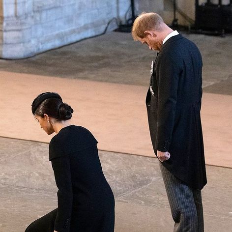 Meghan Markle face o plecăciune umilă în fața sicriului Reginei Elisabeta a II-a, în timpul ceremoniei de adio găzduită de Westminster Abbey. Ea a fost însoțită de soțul ei, Prințul Harry