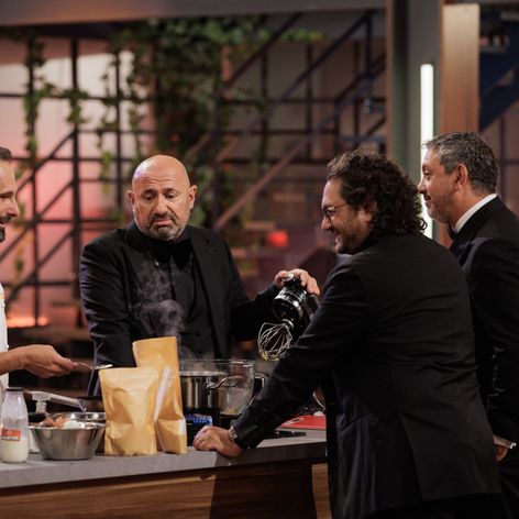 Finala MasterChef România, 16 decembrie 2025. Începe proba desertului, cea care poate decide totul. Emoțiile finaliștilor ating cote maxime atunci când Florin Dumitrescu pune trofeul pe bancul fi (3)