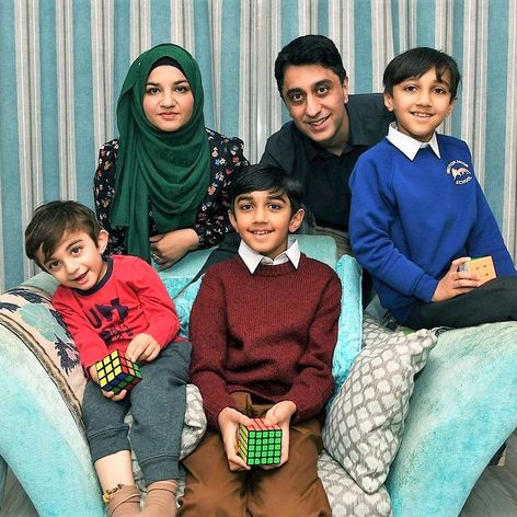 Yusuf Shah și familia lui zâmbesc la camera foto după performanța notabilă înregistrată de puștiul din Leeds la testele Mensa