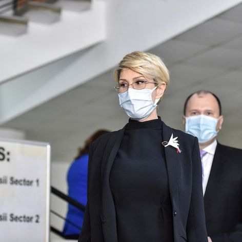 Reacția ministrului de interne după ce Raluca Turcan a fost surprinsă fără mască în compania a 8 persoane