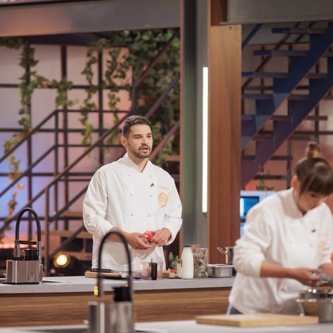 Finala MasterChef România,16 decembrie 2025. Începe prima probă a finalei sezonului 10. Foștii concurenți își exprimă la unison antipatia pentru Florin Drăgoiu și le fac galerie celorlalți doi fi (3)