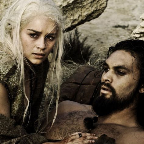 Emilia Clarke și Jason Momoa. FOTO: wall.alphacoders.com