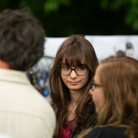 Titica și Dariana sunt surprinse cu o expoziție care se lasă cu lacrimi. Dragoș Bucur le prezintă, într-un mod un (15)