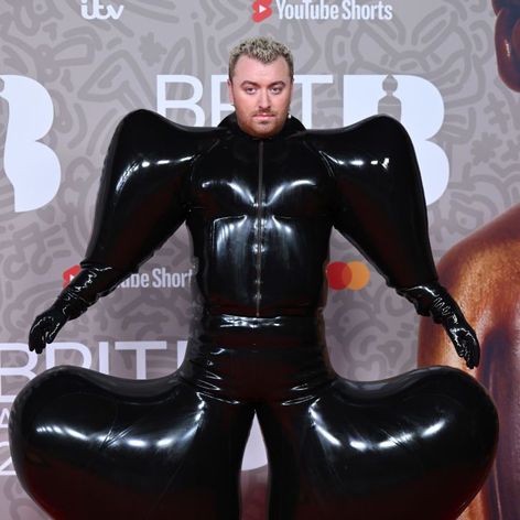 sam-smith-cel-mai-urat-costum-al-anului-artistul-intr-o-tinuta-gonflabila-la-brit-awards_4