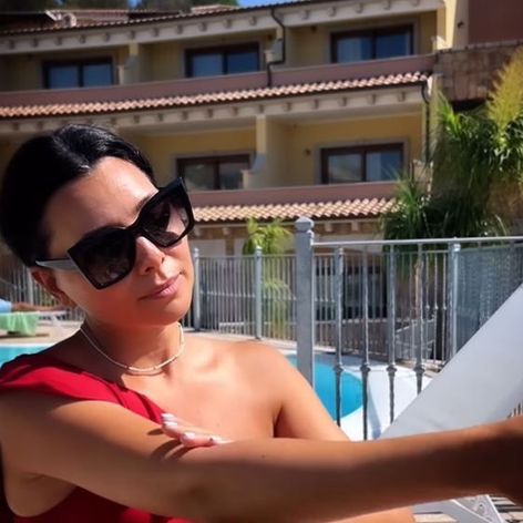 Corina Caragea în costum de baie, Sardinia, august 2023