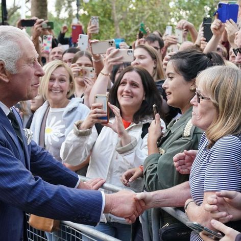 Regele Charles al III-lea salută mulțimile la Londra, la scurt timp după ce a fost confirmat succesor la tronul britanic 