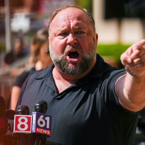 Alex Jones vorbește pe un ton răstit în fața jurnaliștilor din  Waterbury, Connecticut, după decizia Curții Supreme din Waterbury care a hotărât că bărbatul trebuie să achite 49,5 milioane de dolari daune familiei unui băiat de 6 ani ucis în masacrul de l