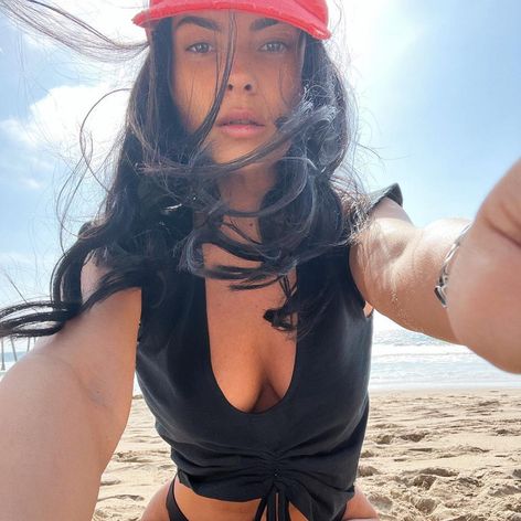 Inna in costum de baie negru